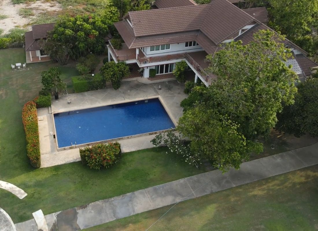 prikaz vikendice sa bazenom snimljeno iz drona